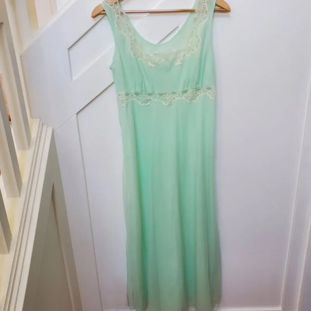 Vintage mint green lace trimmed night gown